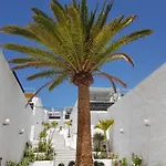 Stunning 2 Bedroom Duplex Close To Main With Seaviews Apartament