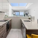 Stunning 2 Bedroom Duplex Close To Main With Seaviews Apartament *