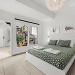 Stunning 2 Bedroom Duplex Close To Main With Seaviews *