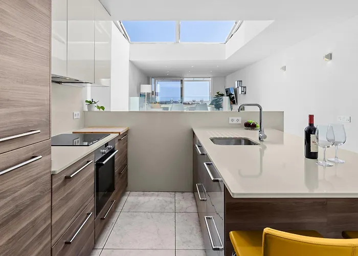 Stunning 2 Bedroom Duplex Close To Main With Seaviews Apartament *