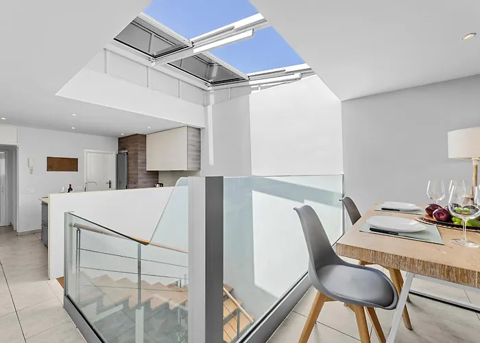 Apartament Stunning 2 Bedroom Duplex Close To Main With Seaviews