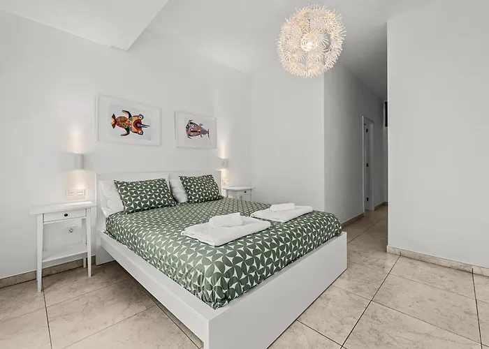 Stunning 2 Bedroom Duplex Close To Main With Seaviews アパート *