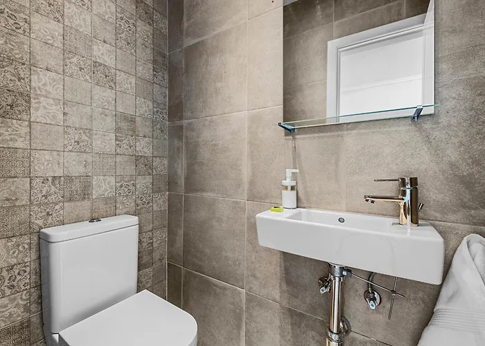 Stunning 2 Bedroom Duplex Close To Main With Seaviews