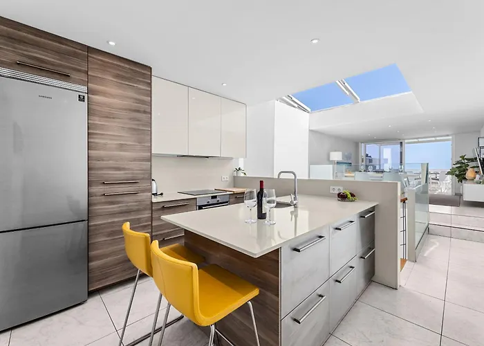 Stunning 2 Bedroom Duplex Close To Main With Seaviews Apartament