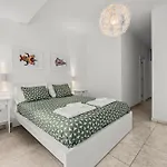 Stunning 2 Bedroom Duplex Close To Main With Seaviews アパート *