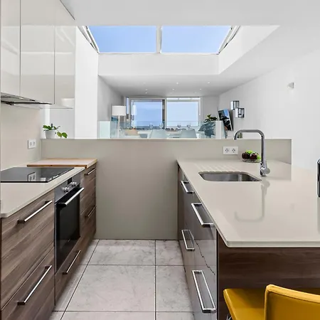 Stunning 2 Bedroom Duplex Close To Main With Seaviews Apartment *