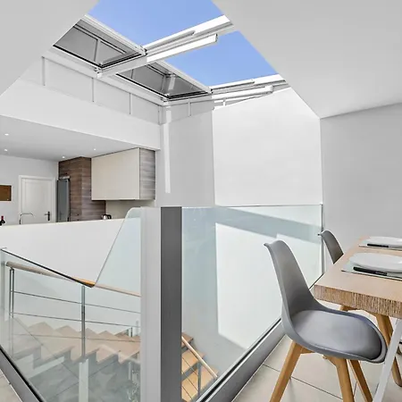 アパート Stunning 2 Bedroom Duplex Close To Main With Seaviews