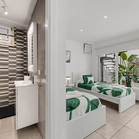 Apartment Stunning 2 Bedroom Duplex Close To Main With Seaviews *