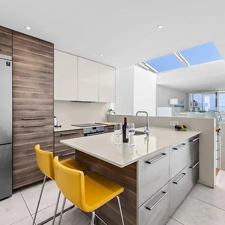 Stunning 2 Bedroom Duplex Close To Main With Seaviews Apartment