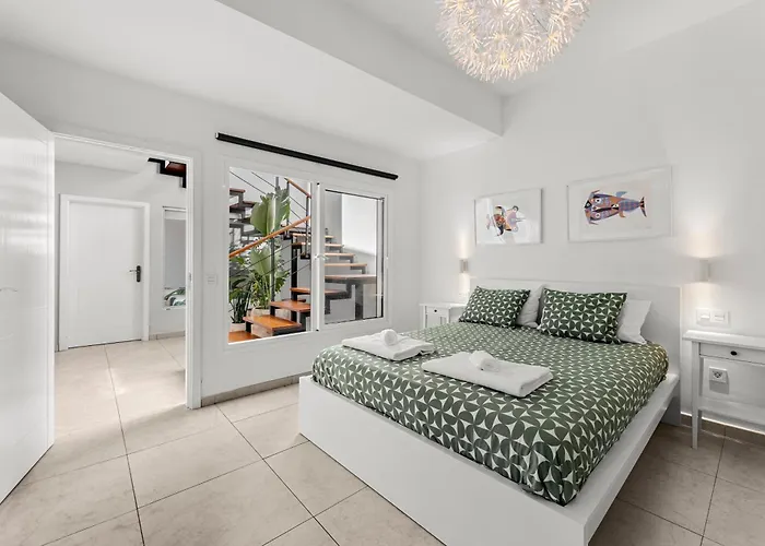 Stunning 2 Bedroom Duplex Close To Main With Seaviews *