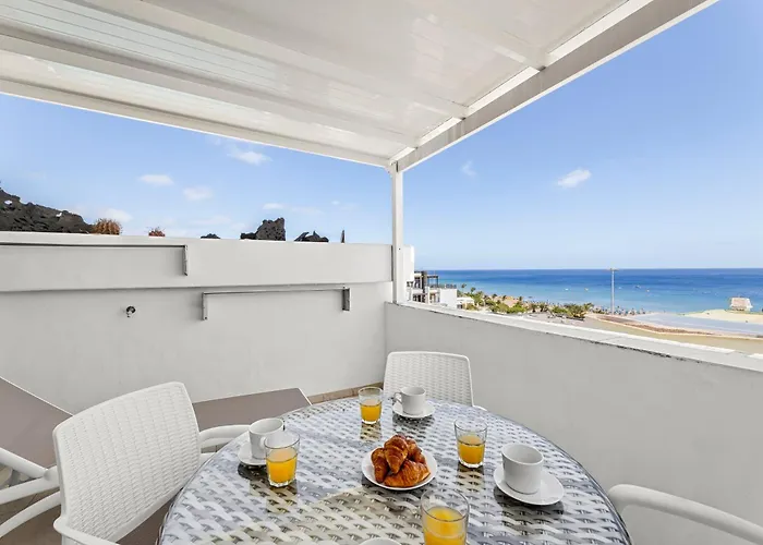 Stunning 2 Bedroom Duplex Close To Main With Seaviews Apartmán *