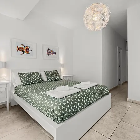 Stunning 2 Bedroom Duplex Close To Main With Seaviews شقة *